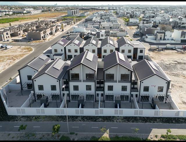 3 BEDROOM TOWNHOUSE FOR SALE IN SANDOWN